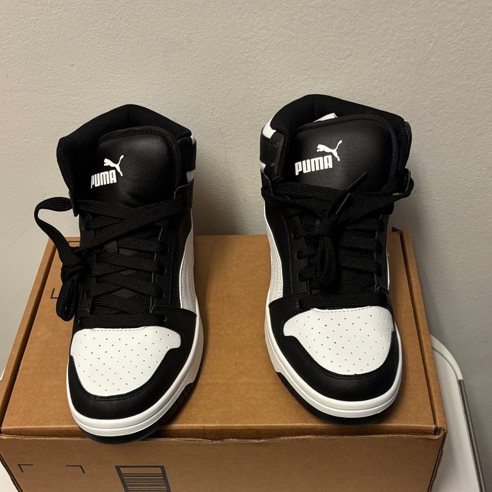 Puma Women’s or Men’s Black and White High-Top Sneakers, ( Men’s: 6 or Women:8) - Picture 4 of 8